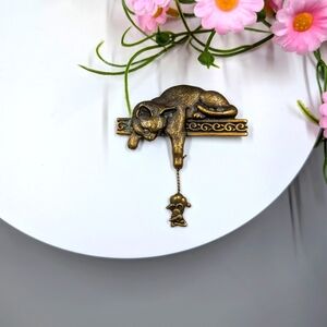 JJ Signed Vintage Cat And Dangling Mouse Bronze Toned Brooch